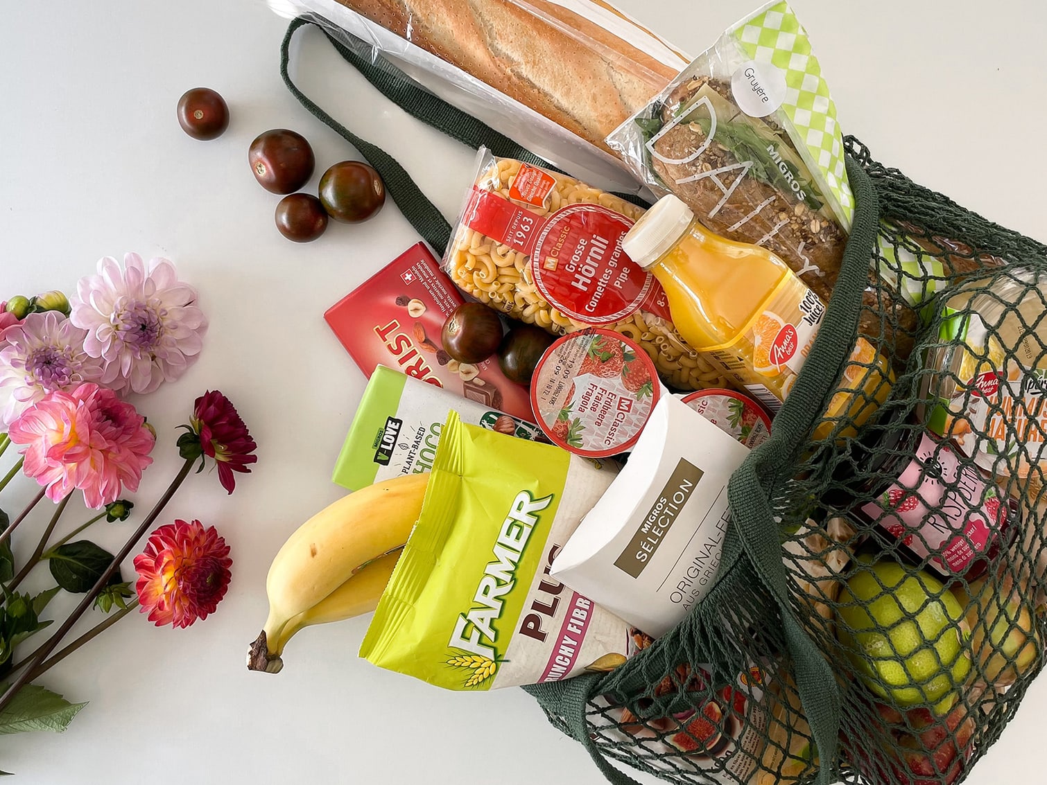 Eine Einkaufstasche mit vielen Migros-Produkten