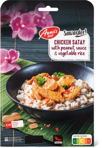 Chicken satay con salsa di arachidi e riso alle verdure