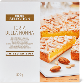 Sélection Torta della Nonna Torta alla crema decorata con mandorle e pinoli