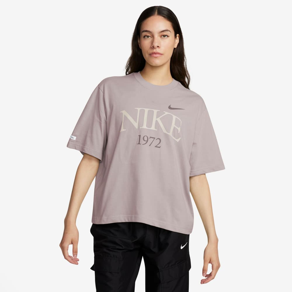 W NSW Tee Classics Boxy T-shirt Nike 471858100332 Taille S Couleur rose ce Photo no. 1