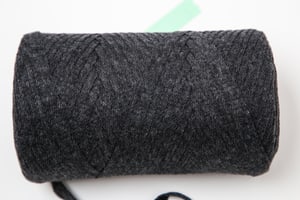 Ribbon Pura anthrazite, filato a nastro Lalana per uncinetto, maglia, annodatura e macramè, grigio scuro, circa 8 x 1 mm x 95 m, circa 200 g, 1 gomitolo