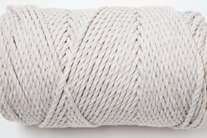 Macrame Rope light grey, fil à nouer Lalana pour projets de macramé, pour tisser et nouer, gris clair, 3 mm x env. 90 m, env. 330 g, 1 écheveau en faisceau