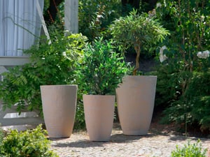 Cache-pot beige en pierre en forme de vase CAMIA