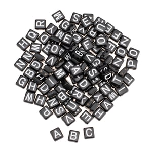 Dadi di plastica con buco alfabeto nero/bianco
