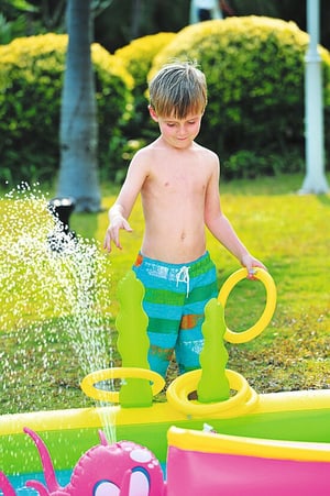 Ovales Spielbecken für 5-6 Kinder, einfach aufblasbar inkl. Wasseranschluss, mit Wasserrutsche, Octopus Sprayer