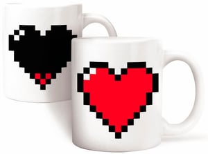 Tazza da caffè con cuore in pixel e cambio di colore