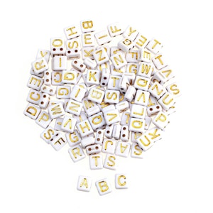 Kunststoffwürfel mit Loch Alphabet weiss/gold 110St