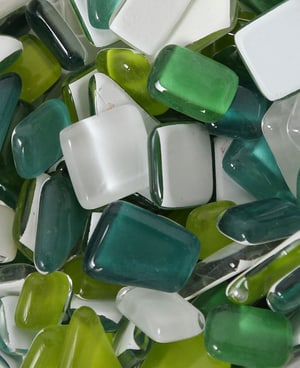 Mosaico di vetro morbido mix verde, 10-25 mm