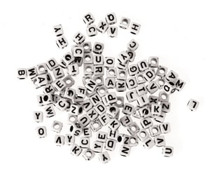 Dadi di plastica con buco 50g, alfabeto nero/bianco