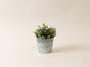 Pot de fleurs avec bord en dentelle