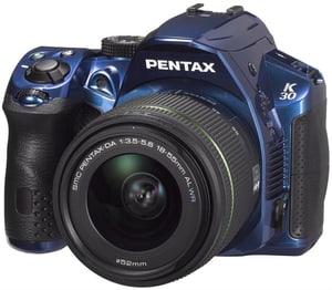 Pentax K-30 blau + 18-55mm WR