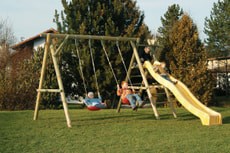 Doppelschaukel mit Rutsche