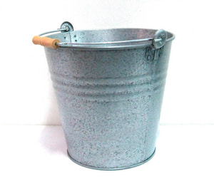 Seau avec anse en bois