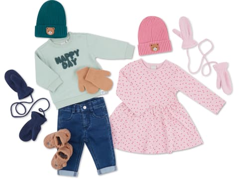 Tout l’assortiment de vêtements pour bébé et enfant, y compris les chaussures pour enfant