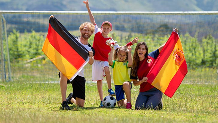 Trikots, Fahnen, WM-Fieber